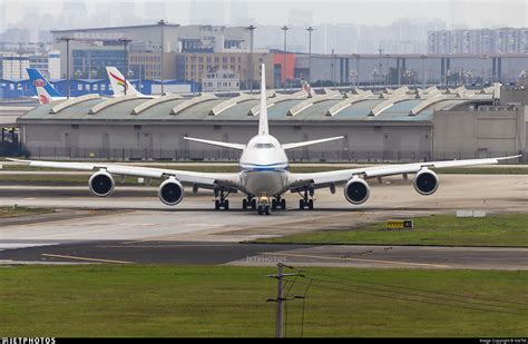 are airlines still flying to china